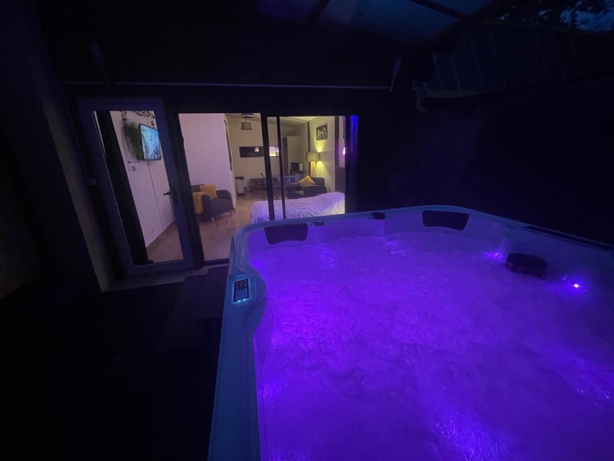 Cocoon Room - Jacuzzi Semoy Luaran gambar